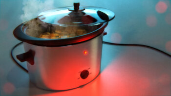 Photorealistic render of slow cooker.